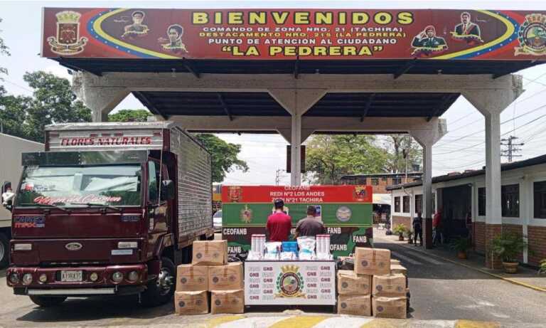 Detienen a 2 hombres por presunto contrabando de insumos médicos