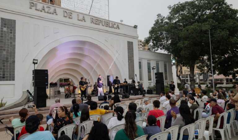 Madres celebran su día en la Plaza de la República