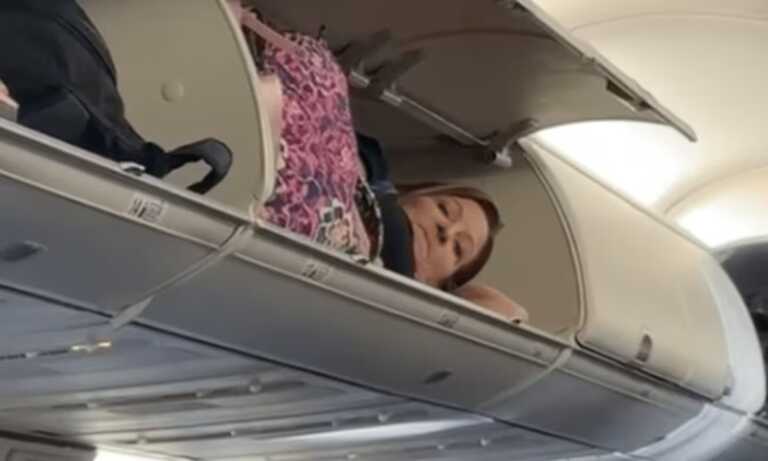 Mujer intenta viajar en compartimiento de equipajes de mano de un avión