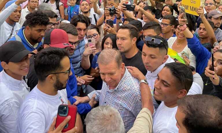 González Urrutia se encuentra en la calle con jóvenes “haciendo activismo”