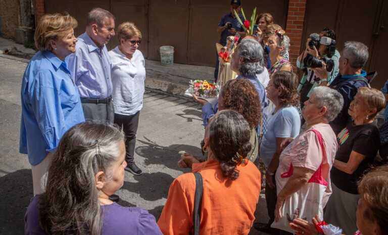 González Urrutia y su esposa prometen en Baruta atención a la tercera edad