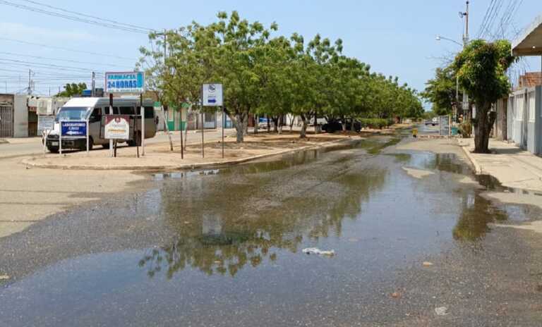 Aguas negras inundan la avenida principal de El Soler