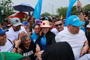 Machado reitera su consigna “Hasta el final” a su paso por Falcón y Zulia