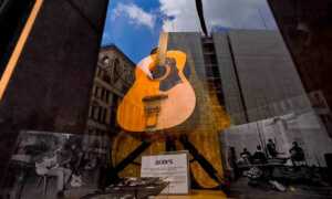 Subastan guitarra perdida de John Lennon por $ 2,85 millones