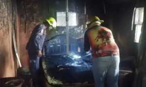 Hombre prende fuego a su vivienda con sus hijos dentro