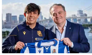 Jon Mikel Aramburu renueva con la Real Sociedad hasta 2027