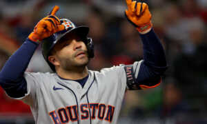 José Altuve iguala marca histórica de dobles de Chase Utley