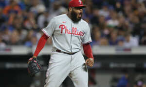 José Alvarado salva en extrainnings e iguala a Jeanmar Gómez
