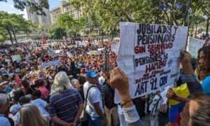 Jubilados y pensionados protestan frente a la Defensoría del Pueblo