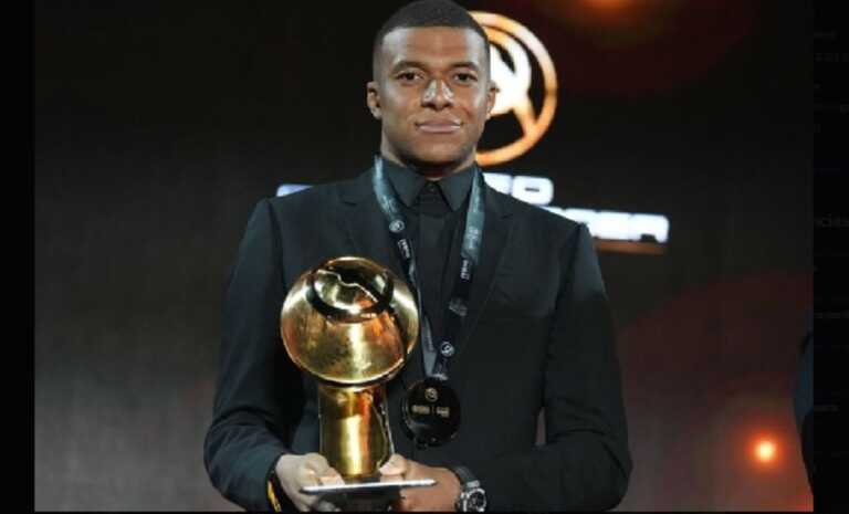 Kylian Mbappé recibe premio a mejor jugador del año