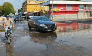 Lluvias esconden calles en mal estado que se convierten en un peligro
