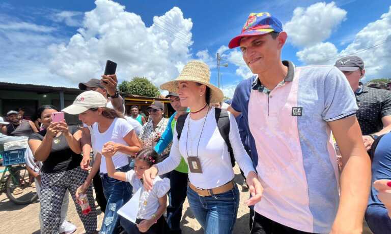 Machado continúa su recorrido por el país y llega a Amazonas