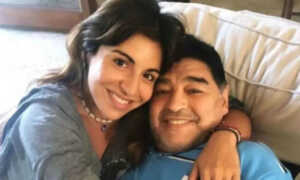 Hija de Maradona denuncia que a su padre le robaron el Balón de Oro violentamente