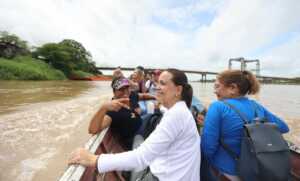María Corina Machado supera obstáculos y llega a Apure en canoa