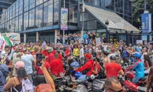 Motorizados atacan a trabajadores durante marcha en Caracas