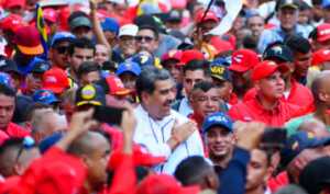 Maduro se une a marcha del oficialismo por el Día del Trabajador