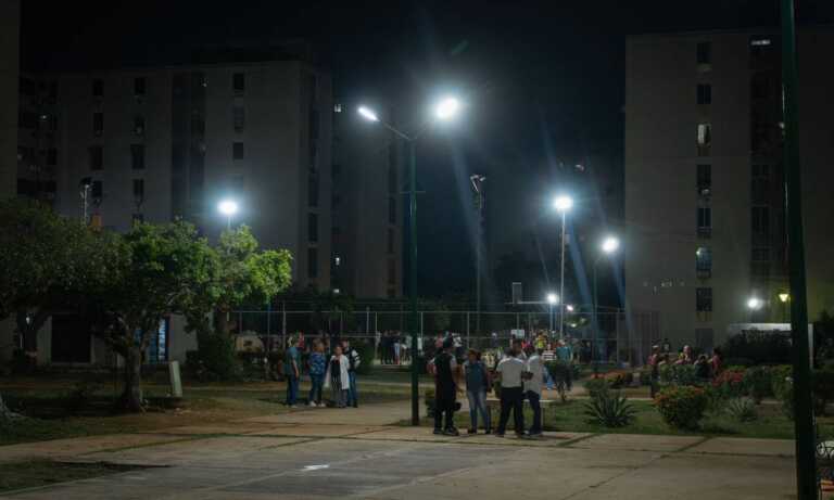 Alcaldía de Maracaibo ilumina Conjunto Residencial Palaima