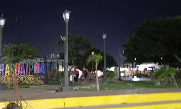 Denuncian que plaza de Paraguaipoa tiene más de una semana sin luz