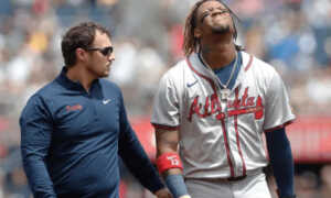 Operan con éxito de la rodilla izquierda a Ronald Acuña Jr.