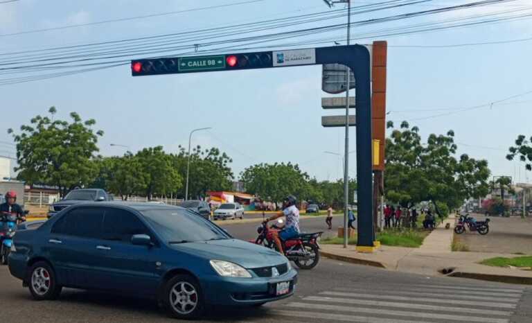 Alcaldía reinstala 2 semáforos en la C-2 afectados por fuerte lluvia