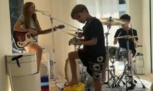 Hijo de Shakira destaca en las redes por cantar y tocar el piano