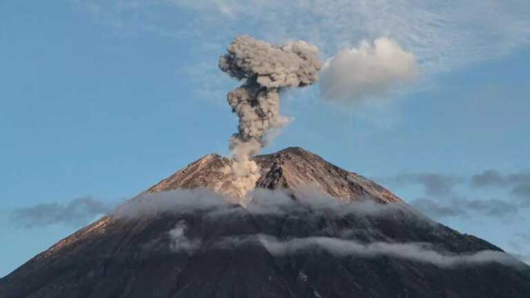 Los tres volcanes activos en Ecuador muestran intensidades entre moderada y alta