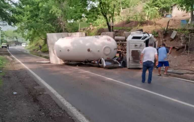 Tragedia en Guárico: Gandola aplasta el carro en el que viajaba una familia