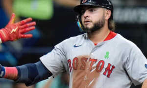 Wilyer Abreu triplica en victoria de los Medias Rojas