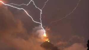 Rayo impacta sobre erupción de Volcán del Fuego en Guatemala