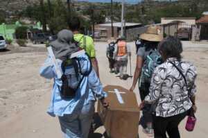 “Caminata del migrante” avanza en la frontera de EE. UU. y México en tributo a los muertos