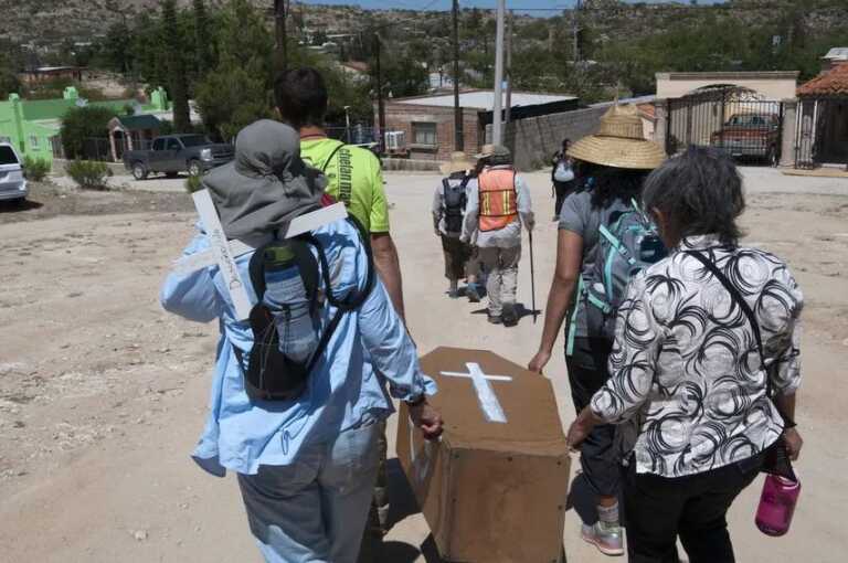 “Caminata del migrante” avanza en la frontera de EE. UU. y México en tributo a los muertos