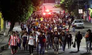 Unos 250 migrantes venezolanos y hondureños salen en caravana hacia EE. UU.