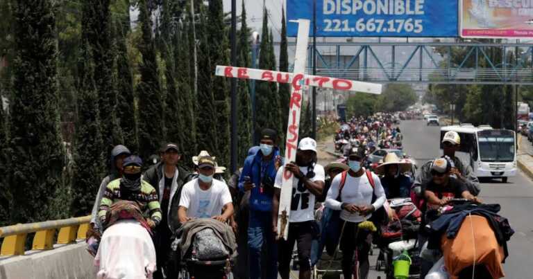 Caravana de más de 500 migrantes llega al centro de México