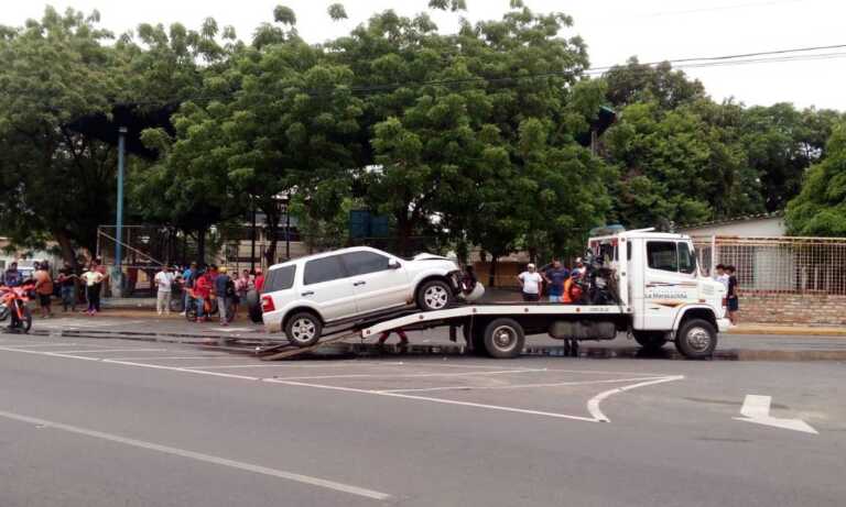 Aparatoso choque en corredor vial Cecilio Acosta deja 2 heridos