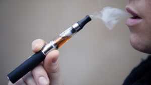 OMS pide a gobiernos proteger a jóvenes del tabaco y cigarrillos electrónicos
