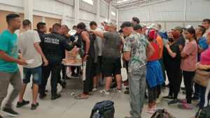 Hallan a 208 migrantes en una bodega del Estado de México