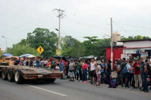 Nueva caravana con cientos de migrantes parte de la frontera sur de México