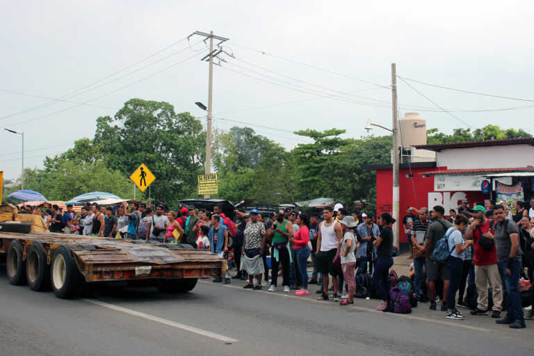 Nueva caravana con cientos de migrantes parte de la frontera sur de México