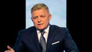 Primer ministro eslovaco ya está consciente y puede comunicarse