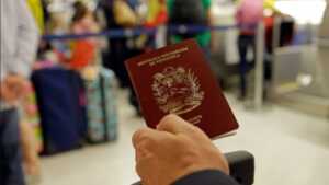 Venezolanos en Ecuador podrán venir al país con un salvoconducto digital