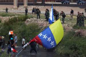 Migrantes insisten en cruzar a EE. UU. por el río Bravo pese a crecientes deportaciones