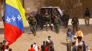 Venezolanos acusan a guardias de Texas de disparar balas de goma y gas en frontera de México