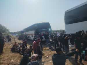 Encuentran a 407 migrantes “abandonados” en 3 autobuses en el sur de México