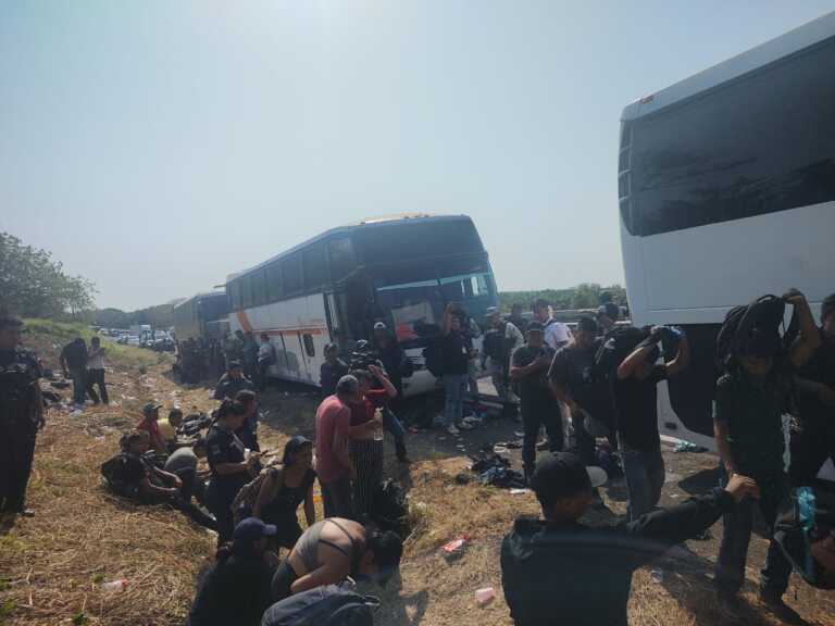 Encuentran a 407 migrantes “abandonados” en 3 autobuses en el sur de México