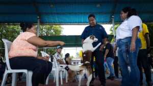 Mascotas de Cujicito IV en Idelfonso Vásquez reciben atención veterinaria de la Alcaldía