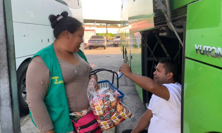 Comerciantes ambulantes formalizados por la Alcaldía en el terminal: “Por fin fuimos escuchados”