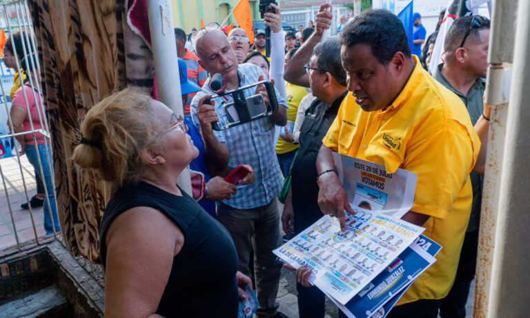 Unidad de Maracaibo recorre las calles enseñando cómo votar en las presidenciales