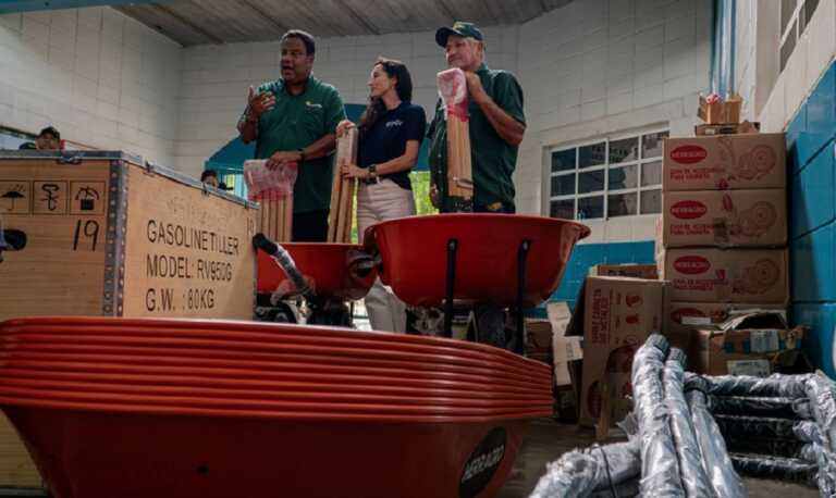 Alcaldía entrega implementos técnicos a productores del oeste de Maracaibo