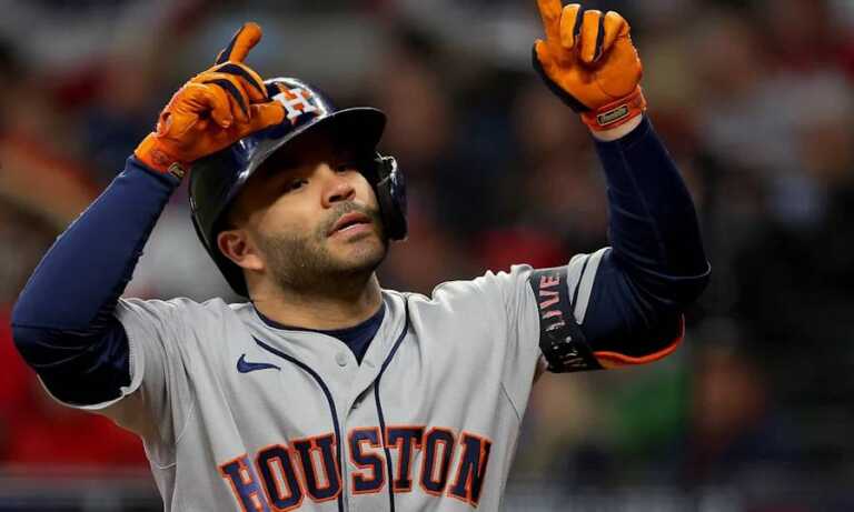 José Altuve se une a dos leyendas en juegos multihits