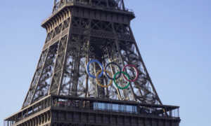 Los aros olímpicos reposan en la Torre Eiffel